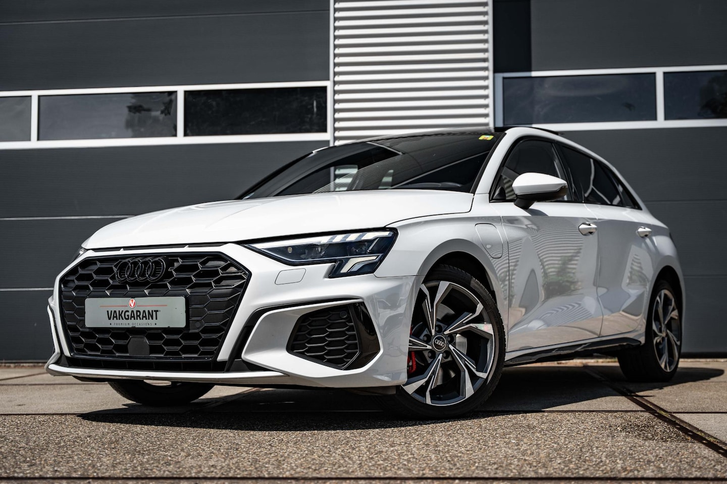 Audi A3 Sportback - 45 TFSI e S edition Competition |Panorama dak |RS zetels | Camera - AutoWereld.nl