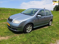 Skoda Fabia - 1.4i 16V Ambiente 5-drs Bleutooth bellen Airco Cruise Control LM Velgen Trekhaak