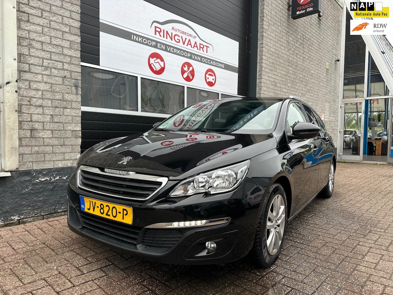 Peugeot 308 SW - 1.2 PureTech Blue Lease Executive Pano Nette Auto - AutoWereld.nl