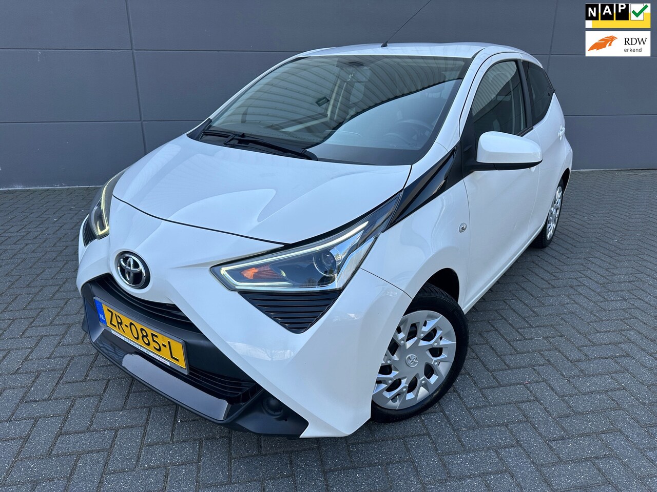 Toyota Aygo - 1.0 VVT-i x-play*2 EIGNAAR*CAMERA*NAVI*Carplay*AIRCO*APK*NAP*ISOFIX - AutoWereld.nl