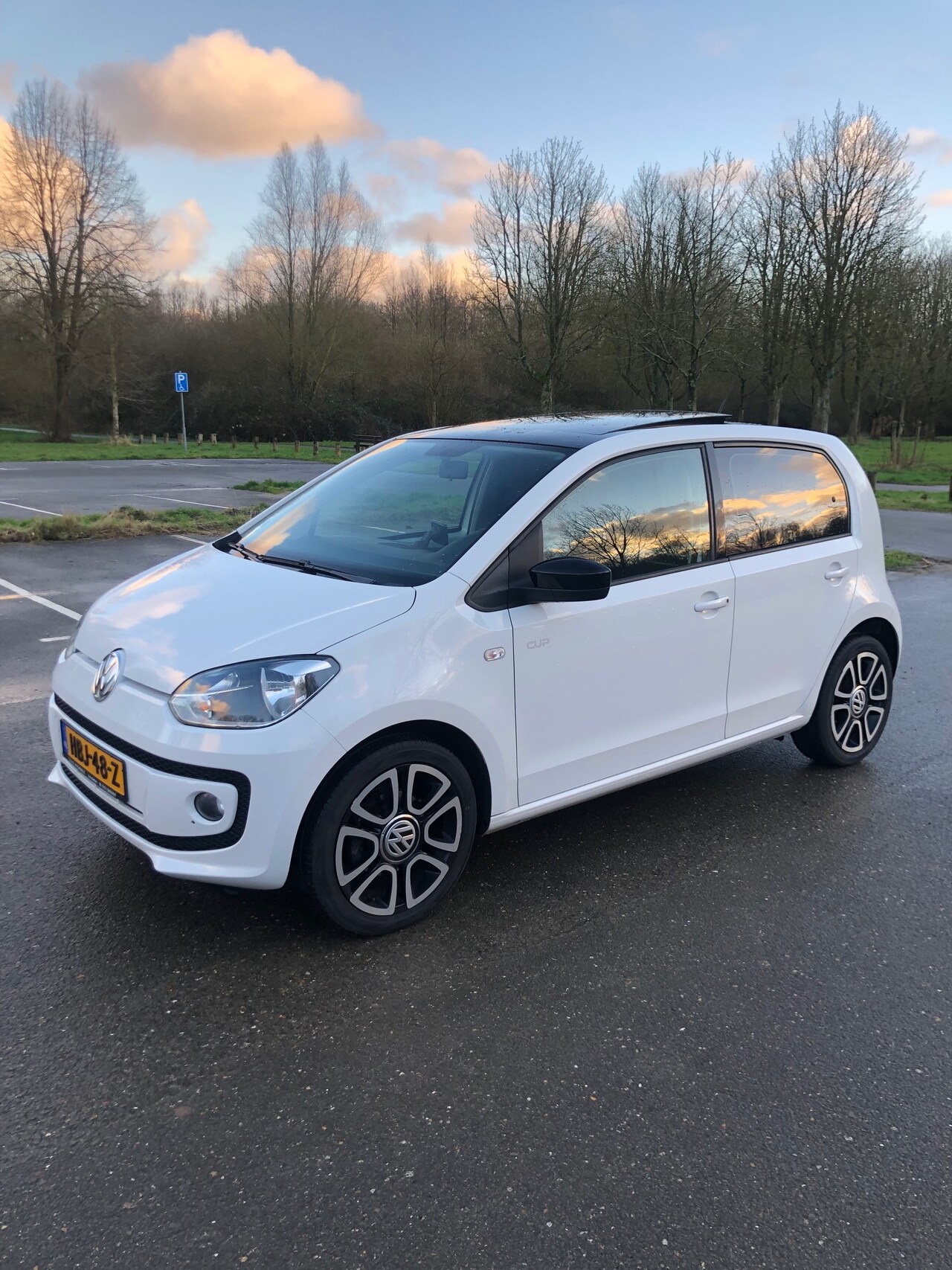 Volkswagen Up! - 1.0 high up! BlueMotion Panoramadak/Stoelverwarming/Navigatiesysteem - AutoWereld.nl
