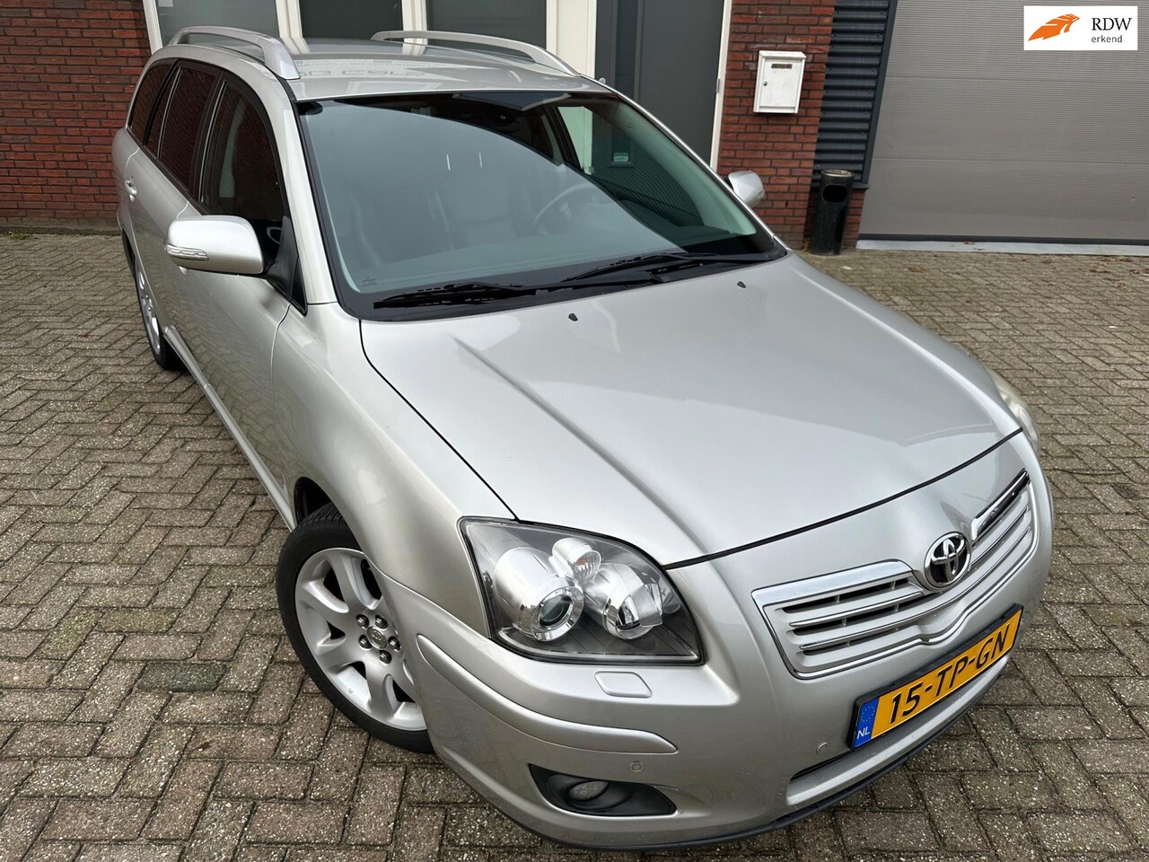 Toyota Avensis Wagon - 2.4 VVTi Executive / Leder / PDC / Cruise / Clima / NAP - AutoWereld.nl