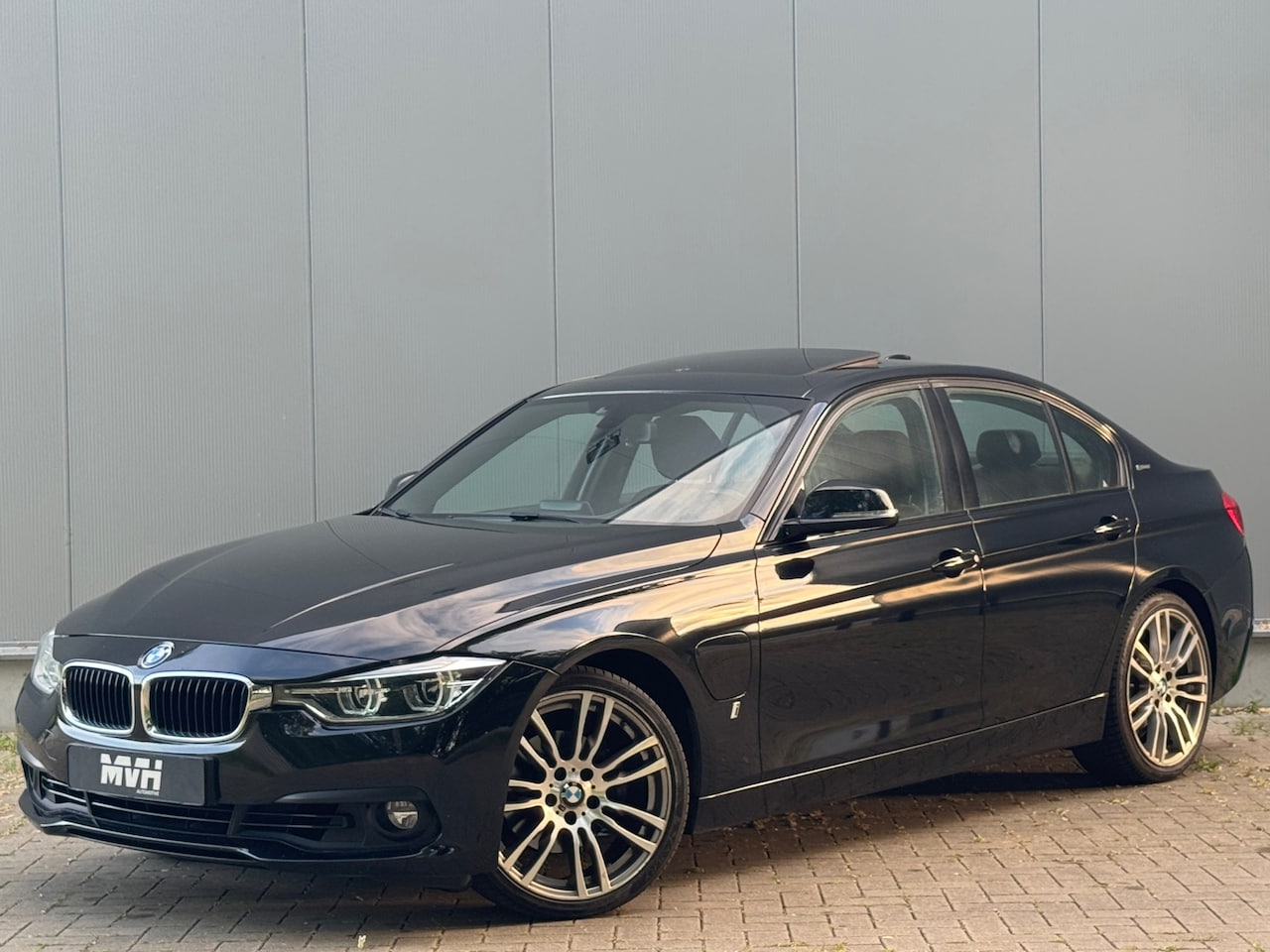 BMW 3-serie - 330e Performance - Automaat - Panorama - Camera - OrigNL - NAP - AutoWereld.nl