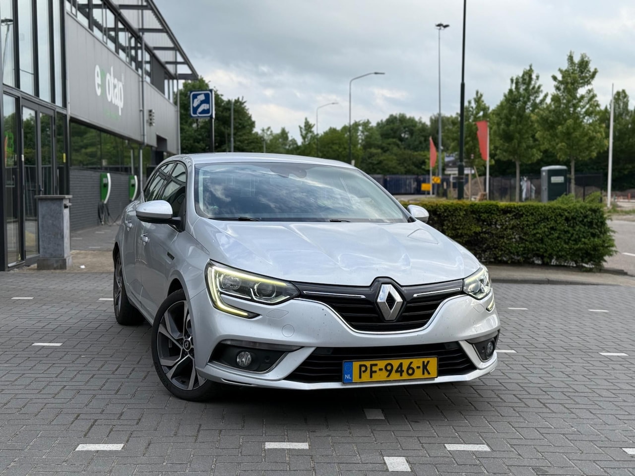 Renault Mégane - 1.5 dCi Zen (bj 12-2016) 5DRS|BOSE WHEELS 18”|LED|PDC V+A - AutoWereld.nl