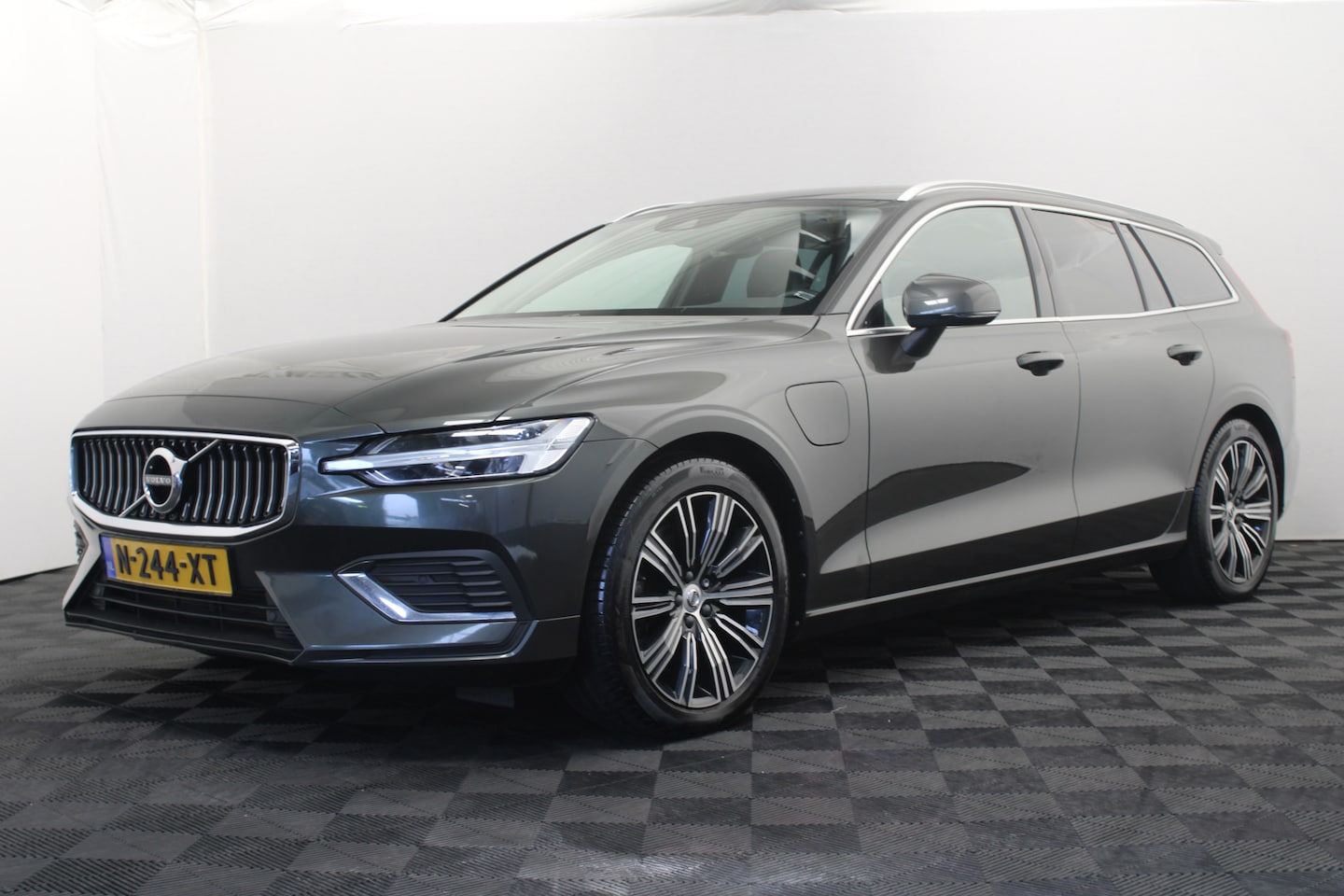 Volvo V60 - 2.0 T6 Recharge AWD Inscription |Stoel/stuur verwarming|Leder| *Hemelvaart geopend* - AutoWereld.nl