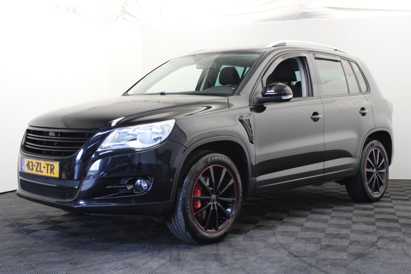 Volkswagen Tiguan - 1.4 TSI Sport&Style 4Motion *Hemelvaart geopend* - AutoWereld.nl