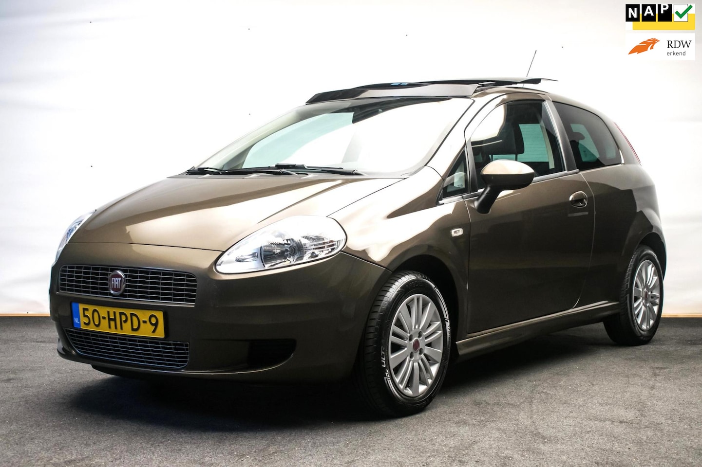 Fiat Grande Punto - 1.2 Edizione Lusso ORG NL [ Panoramadak Nieuwe Distr-Riem Bluetooth Airco Parkeersensoren - AutoWereld.nl
