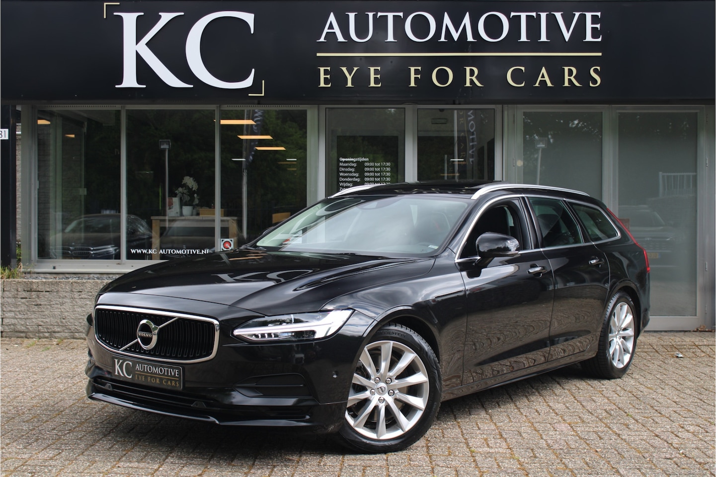 Volvo V90 - 2.0 T4 Momentum | Pano | Autopilot | Leder - AutoWereld.nl
