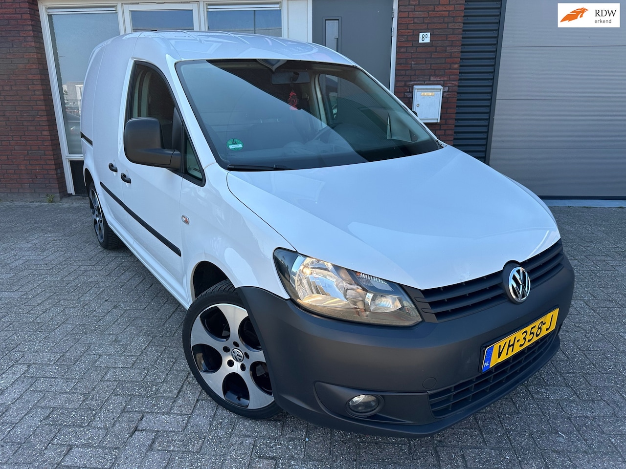 Volkswagen Caddy - 1.6 TDI BMT / Navi / Cruise / 18inch / NAP - AutoWereld.nl