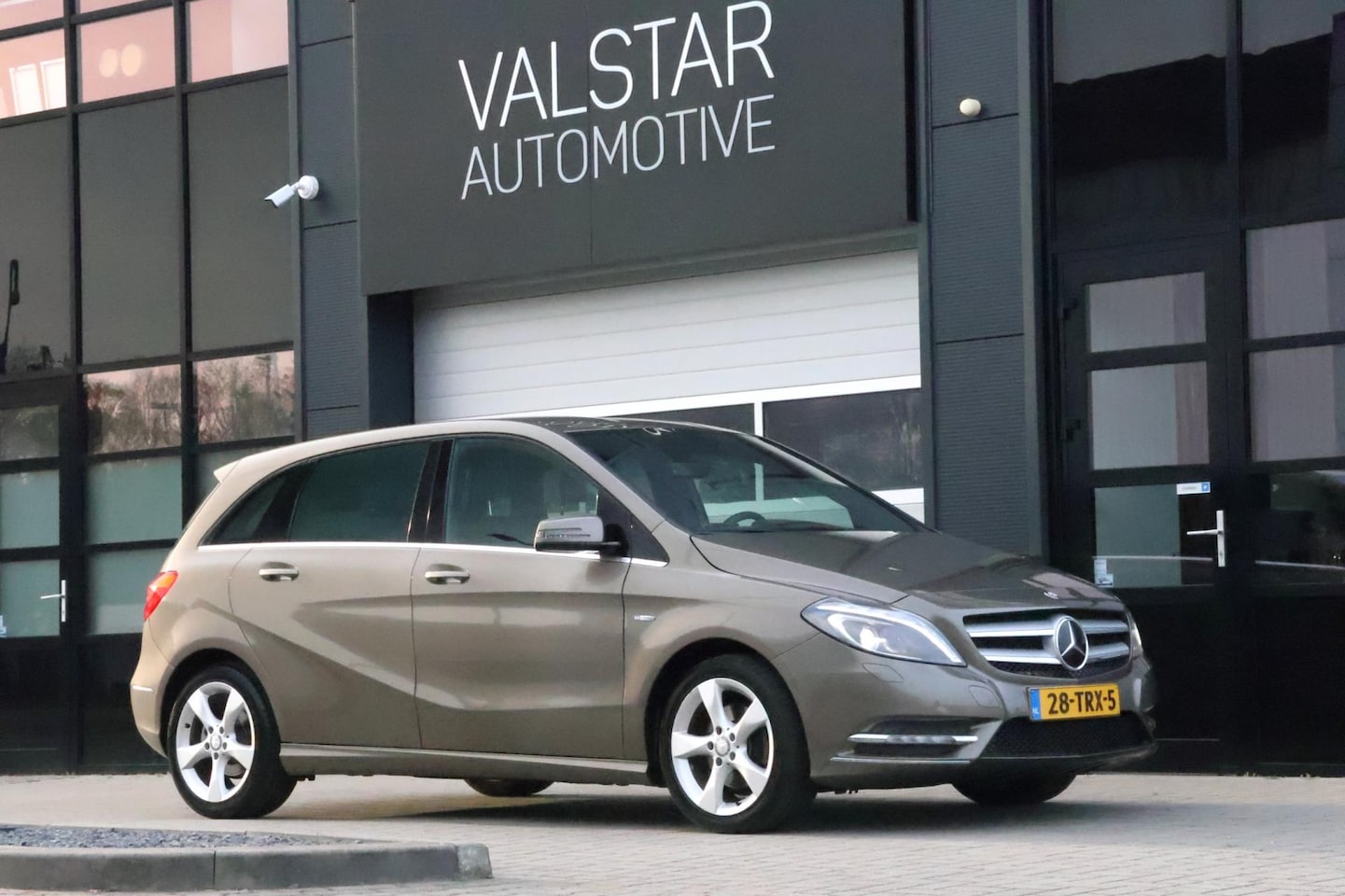 Mercedes-Benz B-klasse - 200 Ambition | Xenon LED | Trekhaak | Volledig onderhouden! - AutoWereld.nl