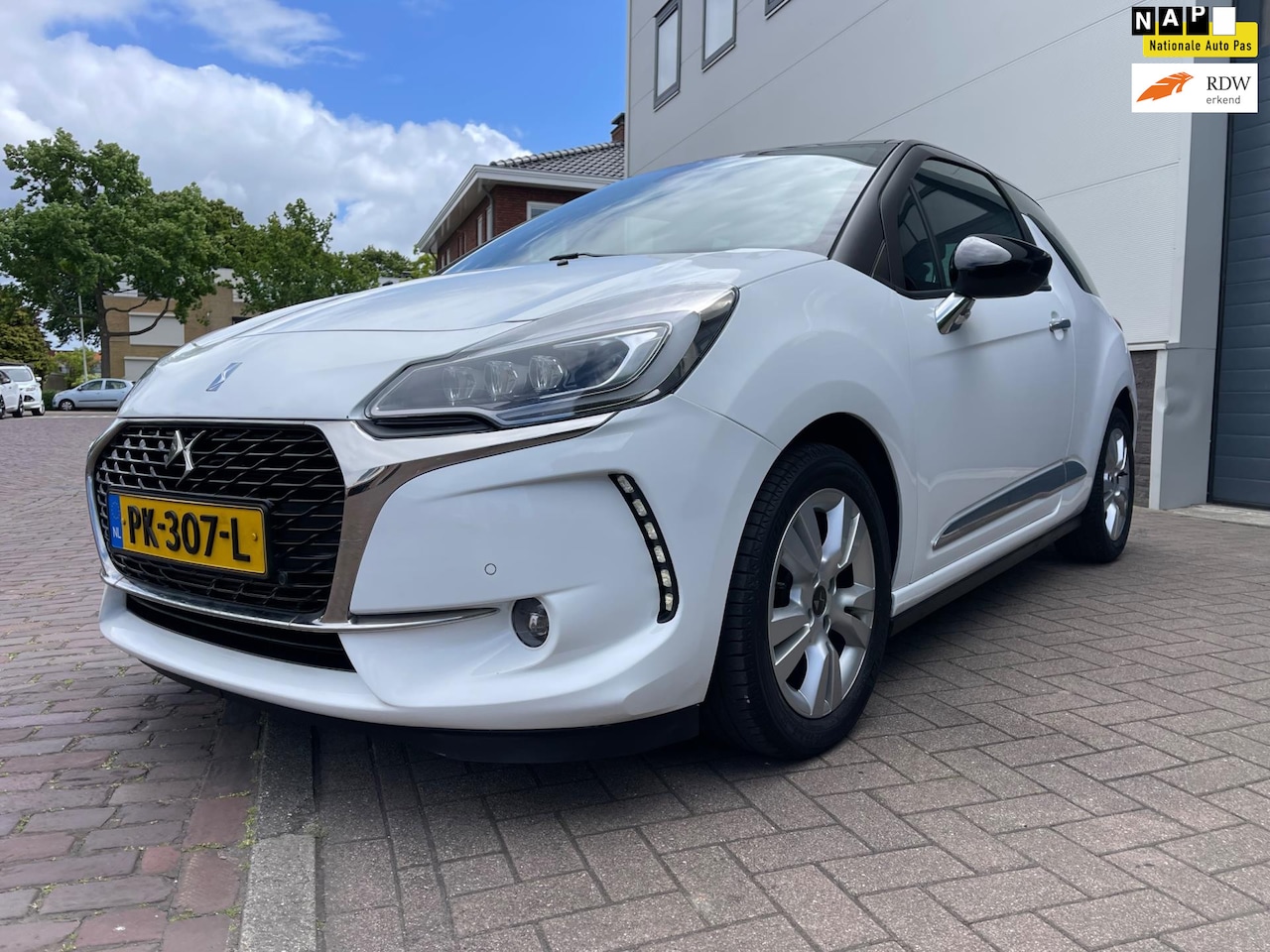 Citroën DS3 - 1.2 PureTech So Chic/Navi/Camera/Climate-c/Cruise-c/AUX/Dealer-onderhouden - AutoWereld.nl