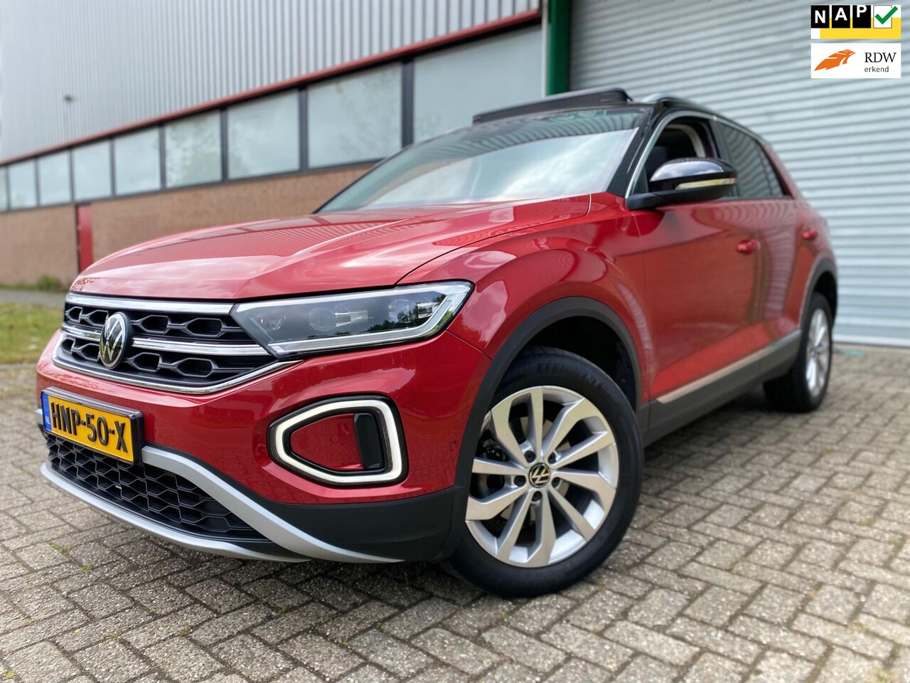 Volkswagen T-Roc - 1.5 TSI Automaat Panorama Navi Carplay - AutoWereld.nl