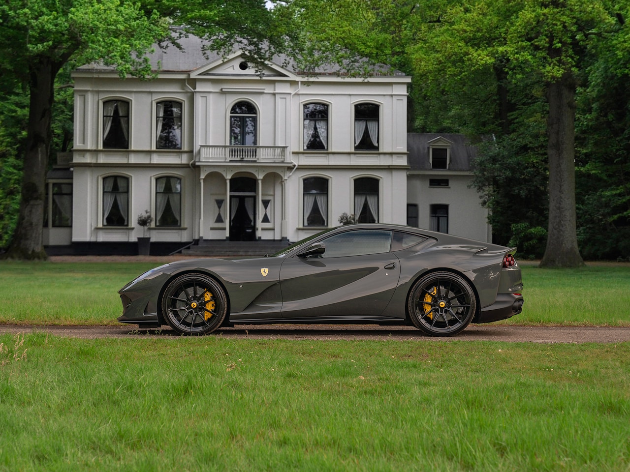 Ferrari 812 Superfast - | Lift | Pass. display | Grigio Scuro | Carbon Driver Zone - AutoWereld.nl