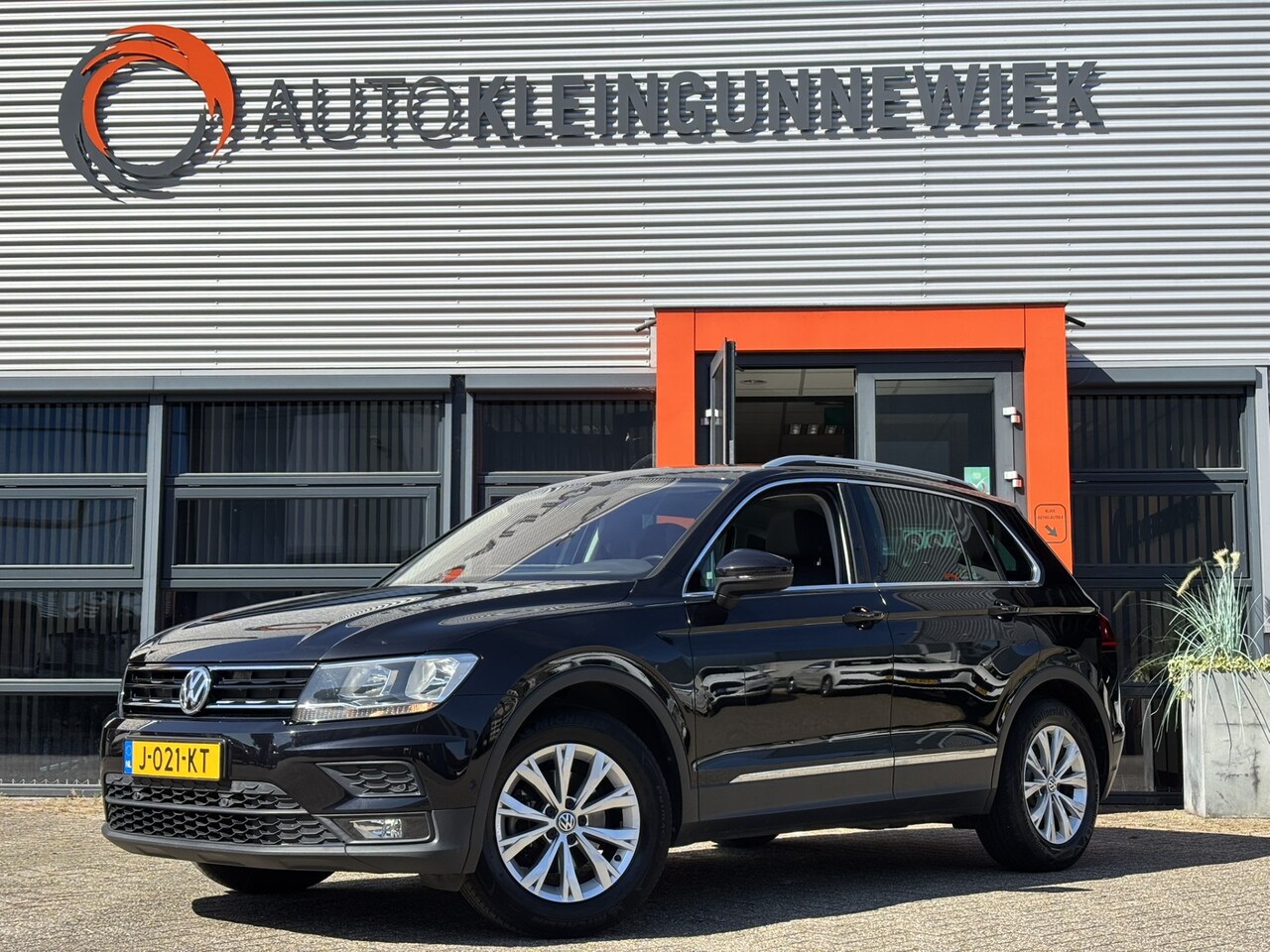 Volkswagen Tiguan - 1.5 TSI ACT Comfortline Business / Schuifkanteldak / Stoelverwarming / Digital Cockpit / - AutoWereld.nl