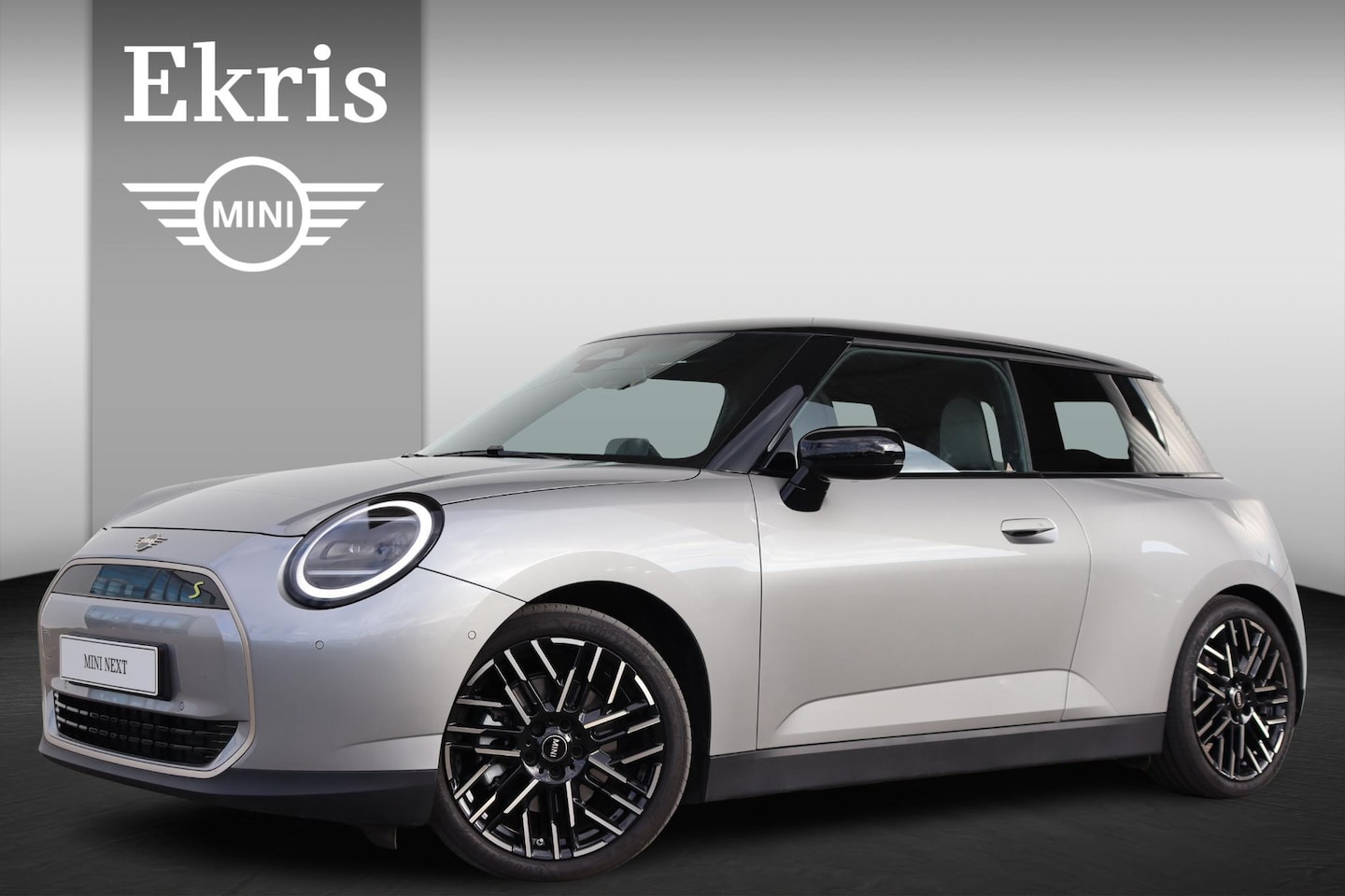 MINI Mini-Electric - Cooper SE Favoured M 54.2 kWh Pakket M/ Verwarmd Stuurwiel/ Comfort Access/ Panoramadak/ S - AutoWereld.nl