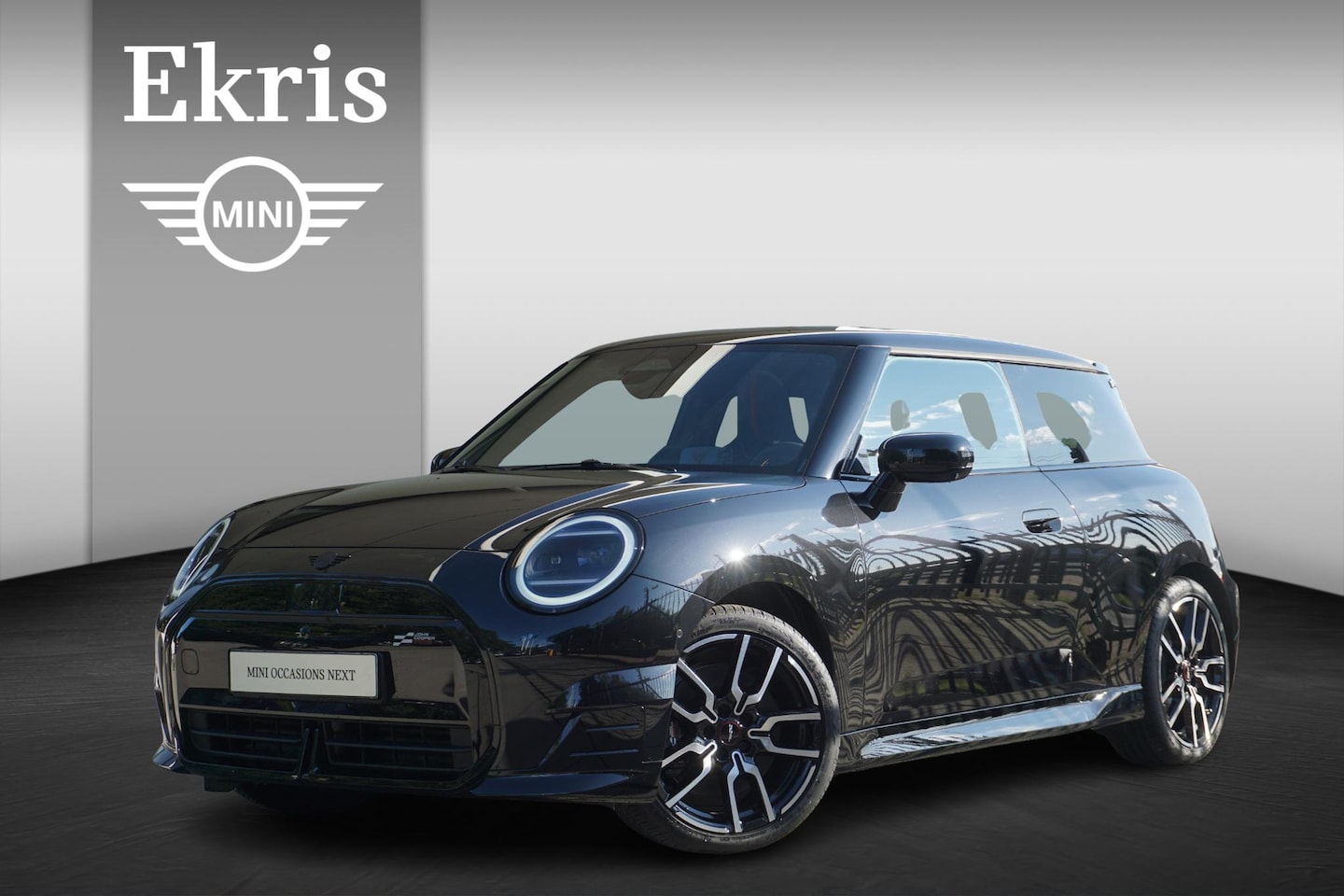 MINI Cooper - 3-deurs E John Cooper Works Uitvoering | Pakket XL | 18 inch JCW Lap Spoke 2-tone | Glazen - AutoWereld.nl