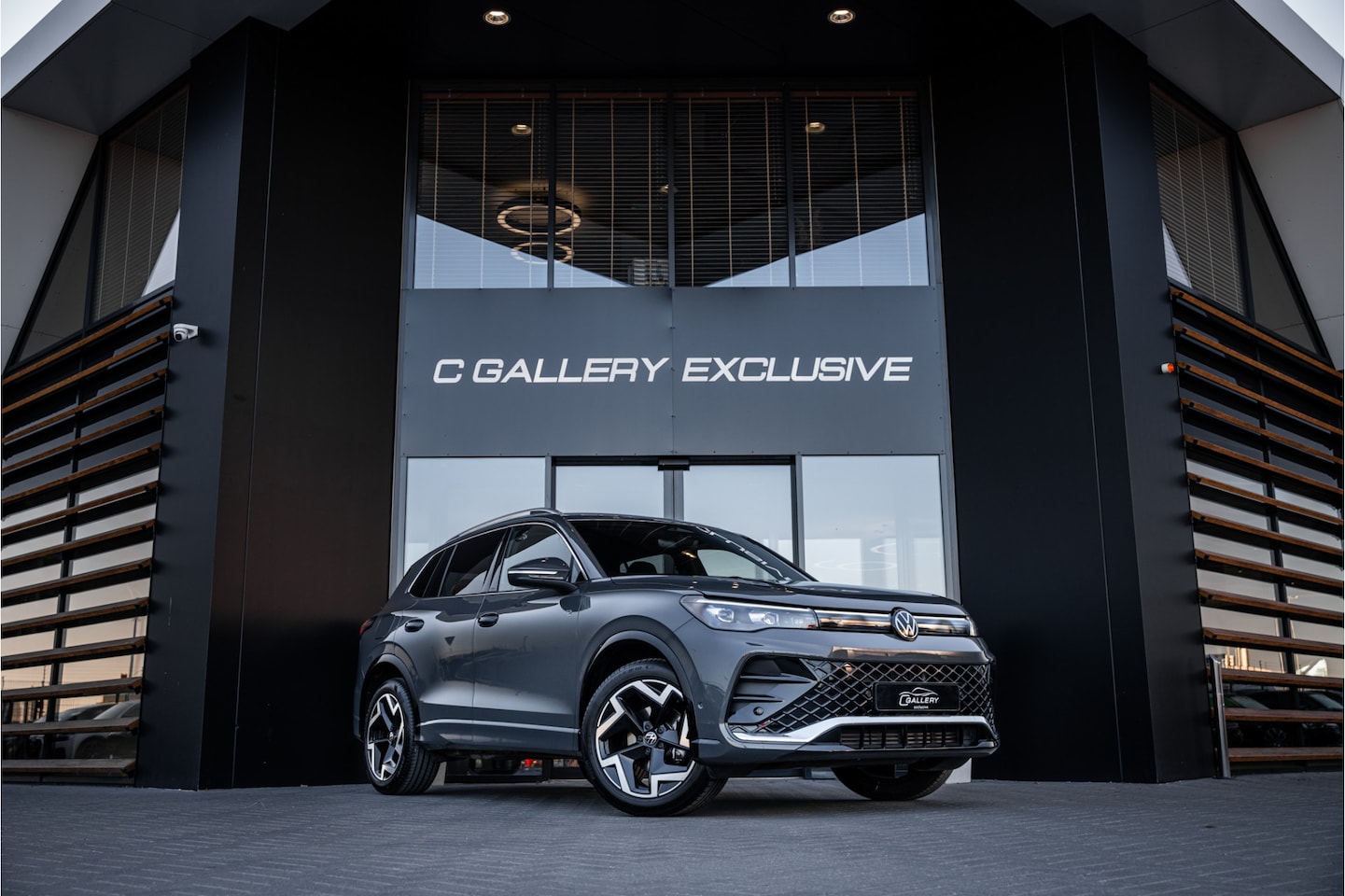 Volkswagen Tiguan - 1.5 eTSI R-Line Edition - R Line | ACC | Massage | Stuurwiel verwarmd - AutoWereld.nl