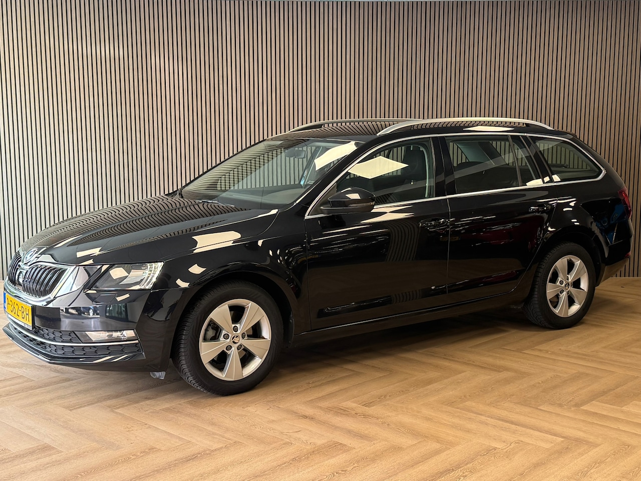 Skoda Octavia Combi - 1.0 TSI Greentech Ambition Business AUTOMAAT / CRUISE / NAVI / PARKEERSENSOREN - AutoWereld.nl
