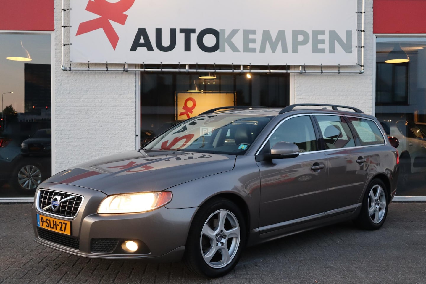 Volvo V70 - 1.6 DRIVe SUMMUM LEER|TREKHAAK|PERFECT ONDERHOUDEN - AutoWereld.nl