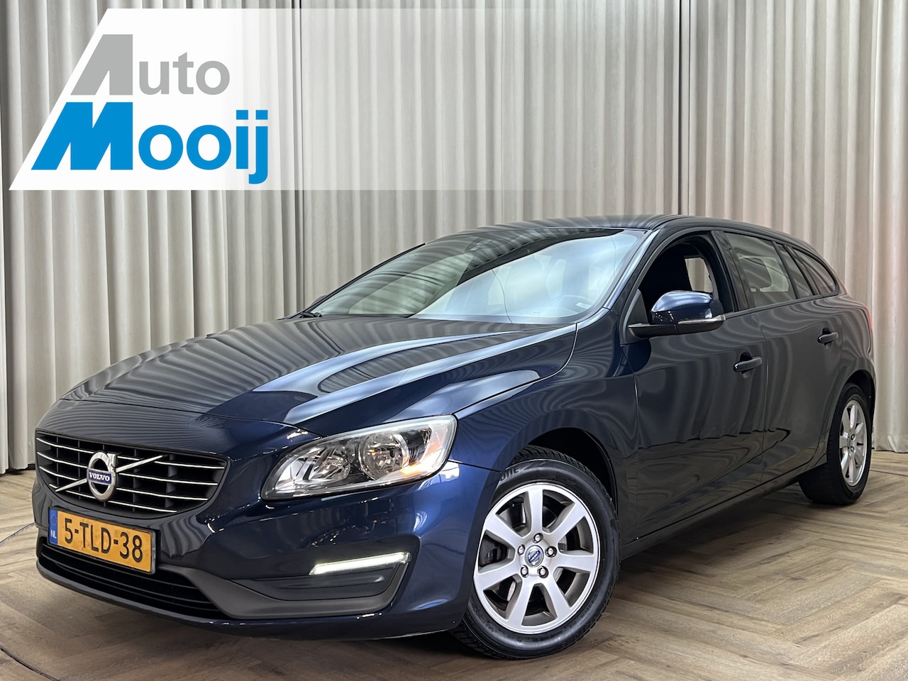 Volvo V60 - 1.6 D2 Kinetic *Trekhaak* Navi + HDD / Distributie v.v. / Digi Dash / PDC / Org. NL + NAP - AutoWereld.nl