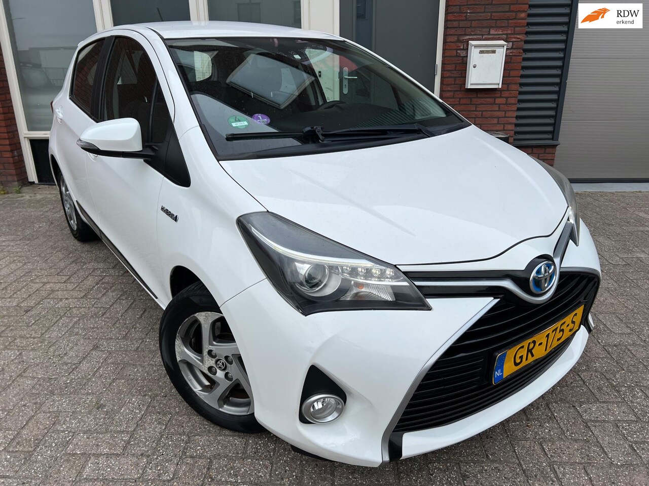 Toyota Yaris - 1.5 Hybrid Aspiration / Navi / Camera / AUT / LM - AutoWereld.nl