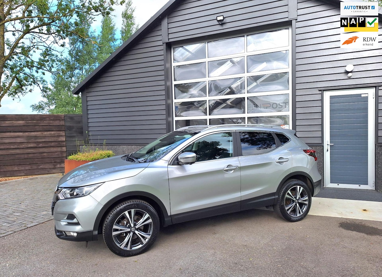 Nissan Qashqai - 1.3 DIG-T N-Connecta Panoramadak, Full-Map Navi, Trekhaak, Camera, Climate-Control, Cruise - AutoWereld.nl