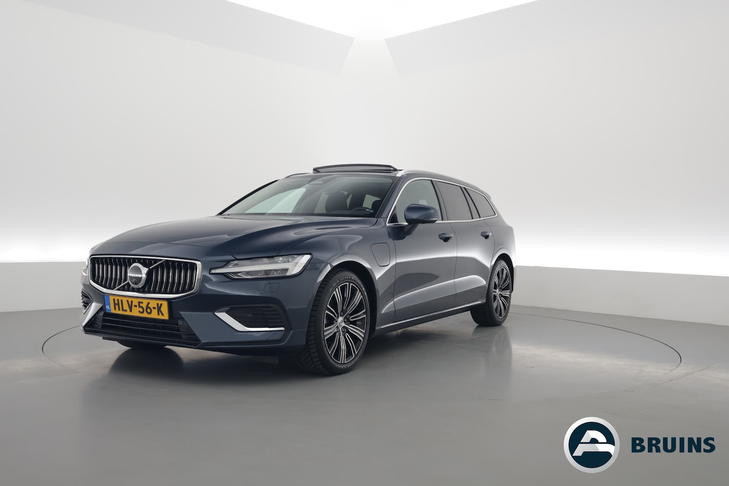 Volvo V60 - T6 Recharge Plus Bright | Pano-dak | 360 camera | H&K Audio | Stuur- + 4x stoelverw. | ACC - AutoWereld.nl