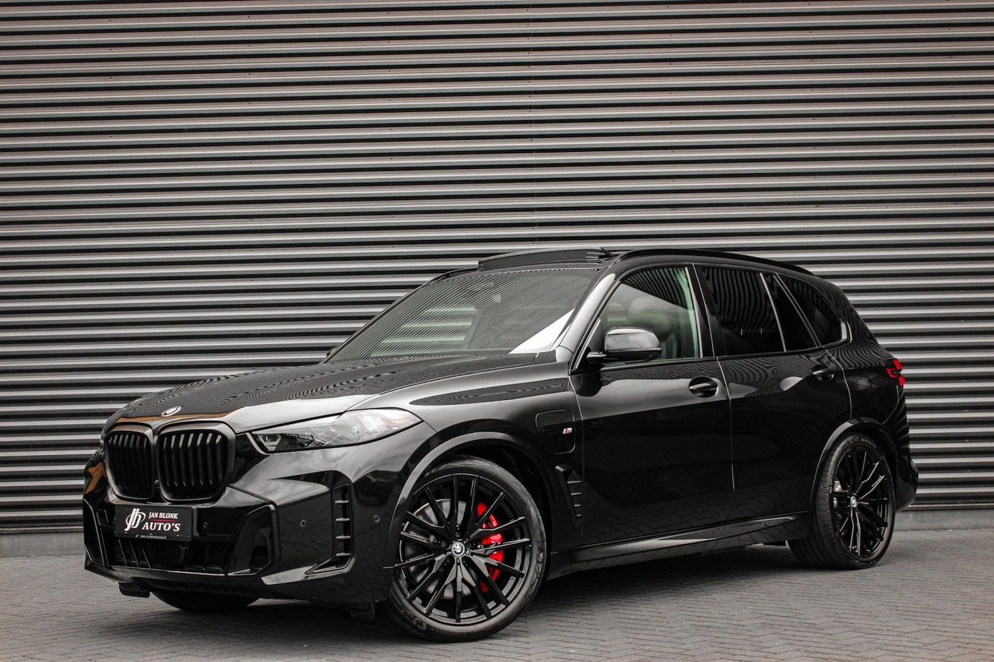 BMW X5 - XDrive50e High Executive M-SPORT PRO / HEAD- UP / PANO- DAK / LUCHTVERING / DRIVING ASSISA - AutoWereld.nl