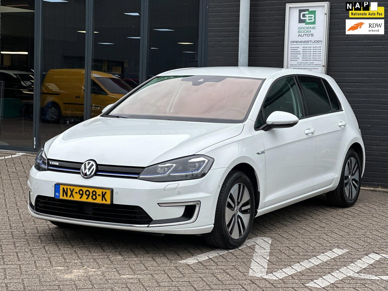 Volkswagen e-Golf - E-Golf/CAMERA/NAVI/LED/NL-AUTO/NETTE STAAT!! - AutoWereld.nl