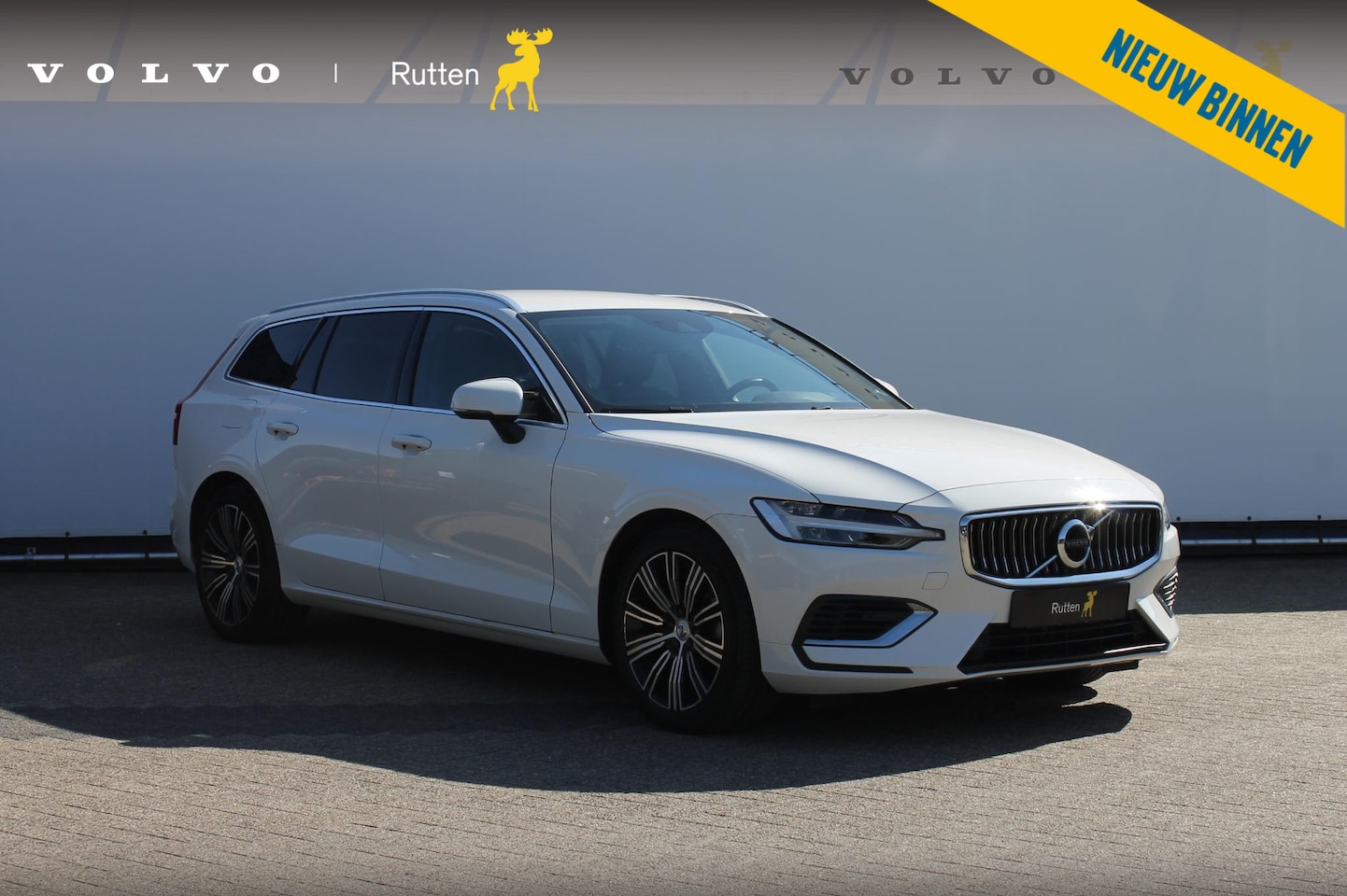 Volvo V60 - T6 350PK Plug-in hybrid AWD Plus Bright Long Range / 19" lichtmetalen velgen / Harman Kard - AutoWereld.nl