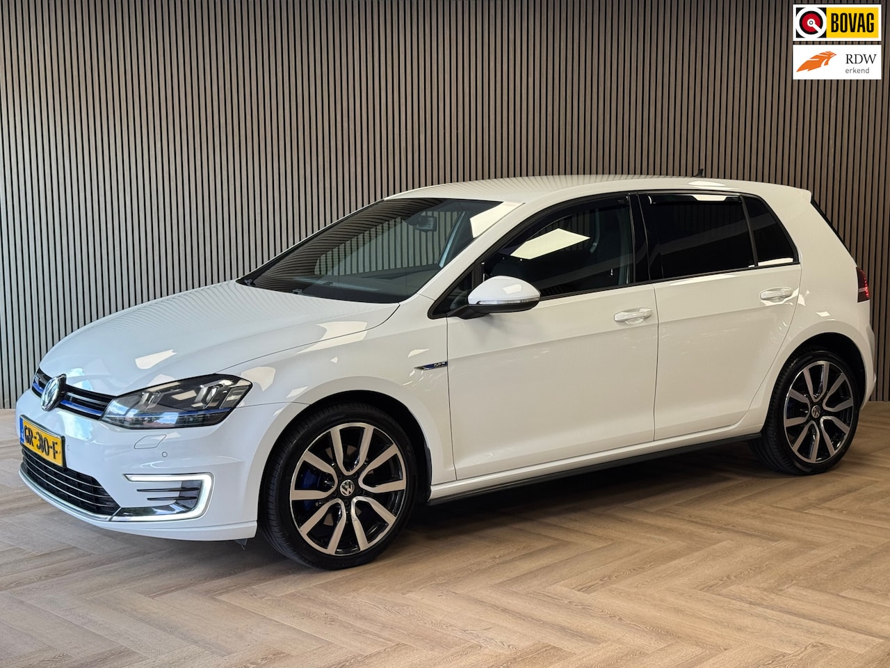 Volkswagen Golf - 1.4 TSI GTE CRUISE / NAVI / CAMERA / PARKEERSENSOREN / STOELVERWARING - AutoWereld.nl