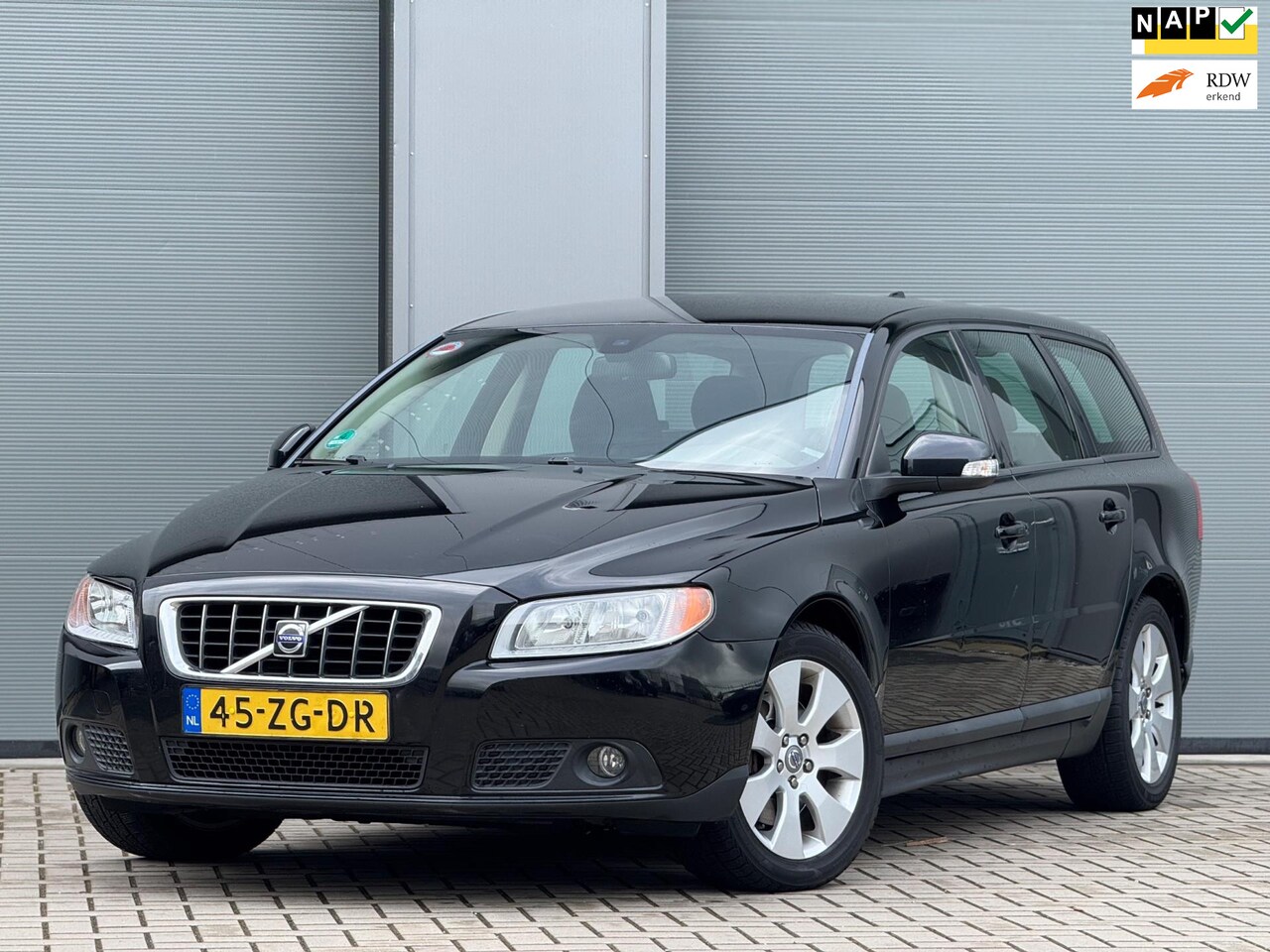 Volvo V70 - 2.4D Kinetic | Automaat | Trekhaak | Parkeersensoren | Bluethooth | 17 inch - AutoWereld.nl