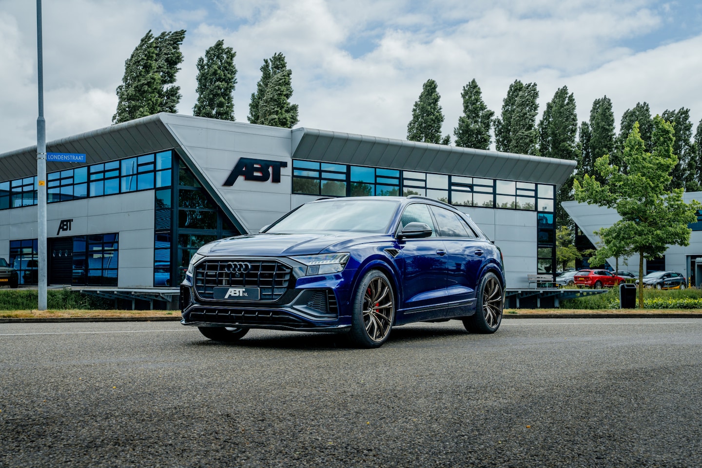 Audi Q8 - 55 TFSIe Pro Line S ABT | ABT Power S 465pk | ABT Aero | ABT GR23 Matt Racing Gold | Carbo - AutoWereld.nl