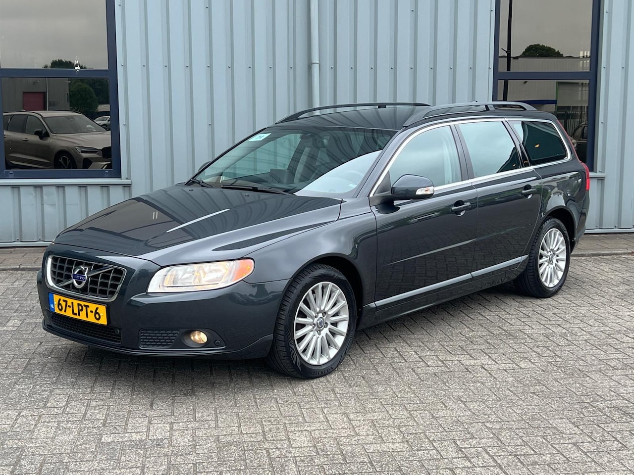 Volvo V70 - 2.0T Momentum Handgeschakeld - Leder - Parkeerhulp voor + achter - 17'' Lichtmetaal - Trek - AutoWereld.nl