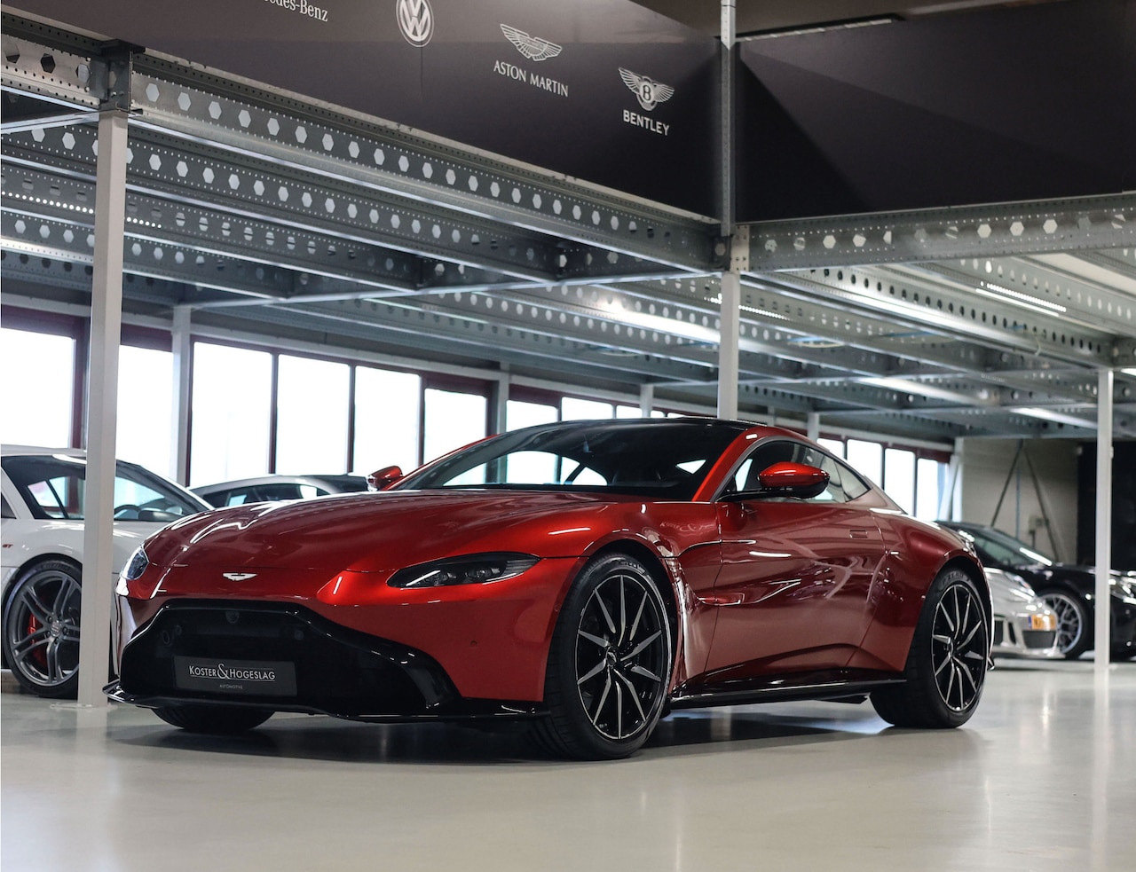 Aston Martin V8 Vantage - 4.0 *AML Hyper Red*Historie* - AutoWereld.nl