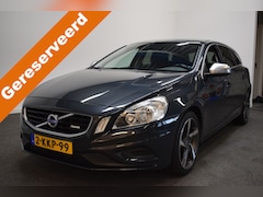 Volvo V60 - T3 150pk AUT6 R-Design Trekhaak 1600kg/ Navi/ Cruise/ Donker glas