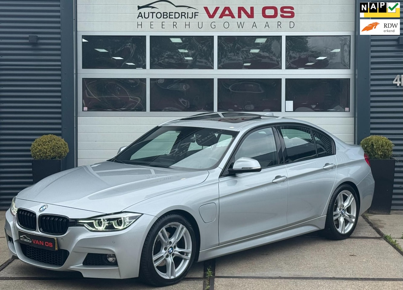 BMW 3-serie - 330e l M pakket l Schuifdak l Lederen bekleding l TOPSTAAT ! - AutoWereld.nl