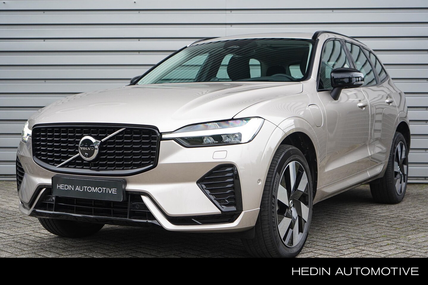 Volvo XC60 - T6 Plug-in hybrid AWD Ultimate Dark 350pk | Panoramadak | Luchtvering | Bowers & Wilkins | - AutoWereld.nl