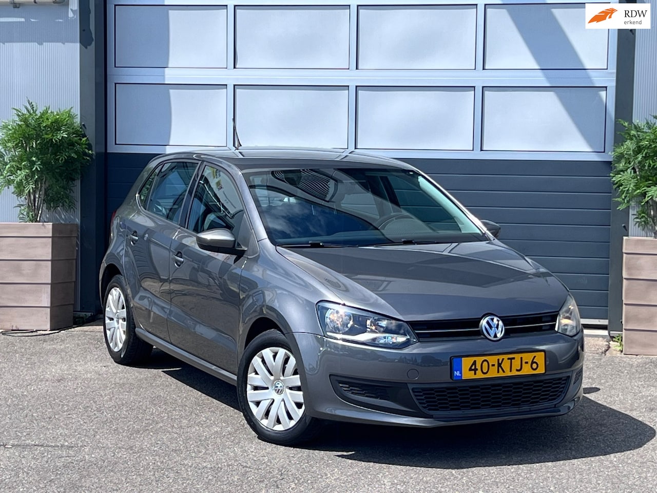 Volkswagen Polo - 1.4-16V Comfortline | AUTOMAAT | CARPLAY | NAP | CRUISE CONTROL | AIRCO | VOLLEDIG ONDERHO - AutoWereld.nl