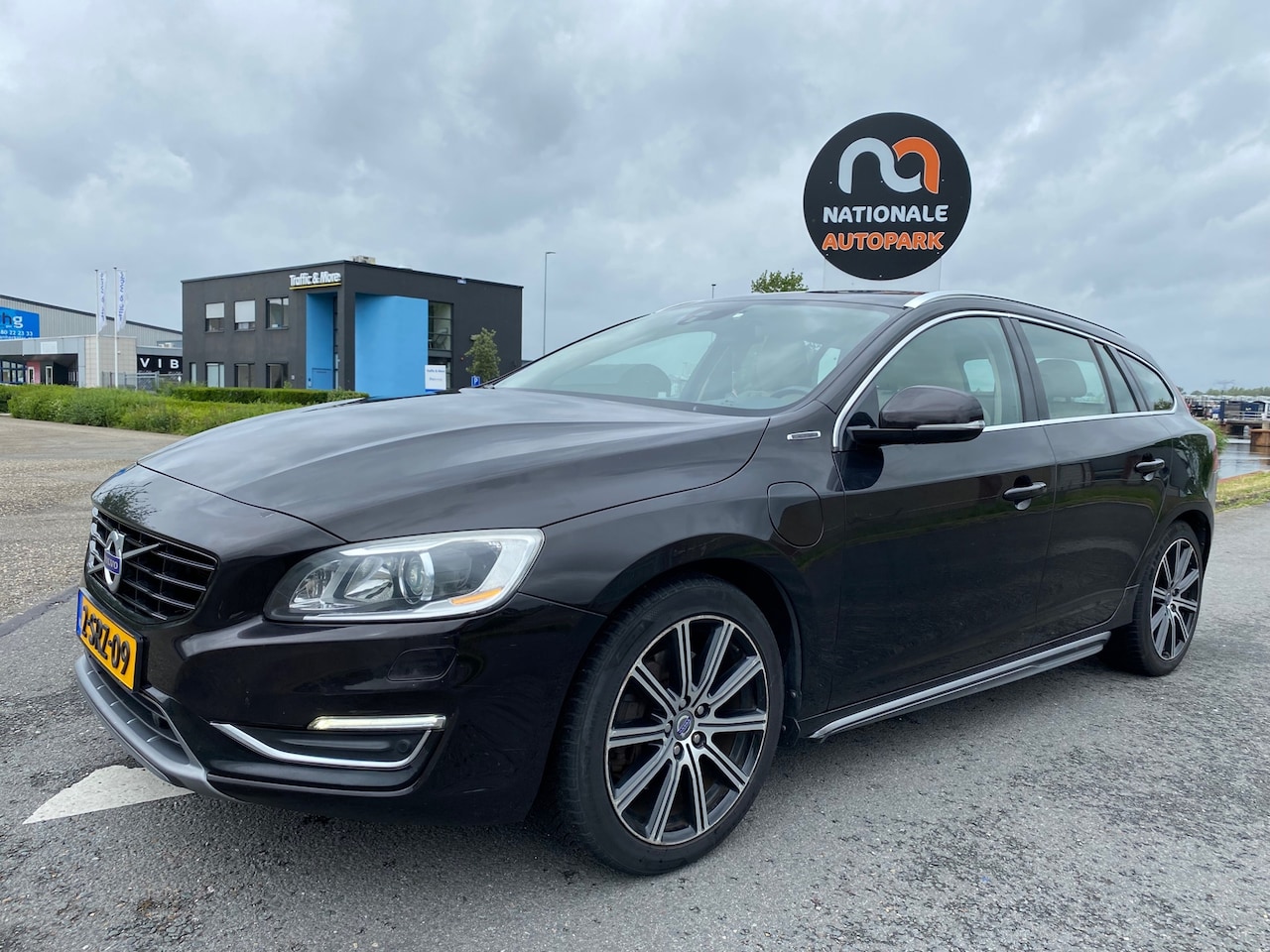 Volvo V60 - 2013 * 2.4 D6 AWD Plug-In Hybrid * LED * AUTOMAAT * VOLLEDER * LMV * - AutoWereld.nl