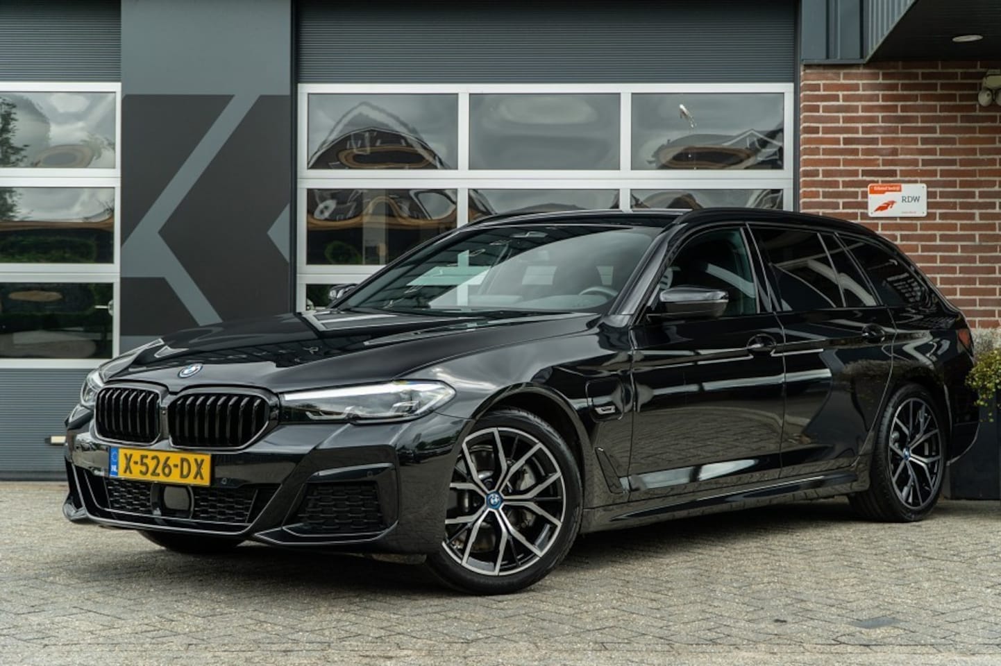 BMW 5-serie - 530 530e Business Edition Plus | M Sport | Leder | Camera | ACC | Trekhaak | 19 Inch | - AutoWereld.nl