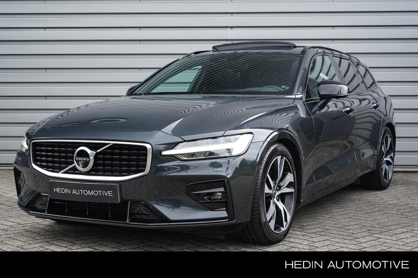 Volvo V60 - 2.0 T4 R-Design | Panoramadak | Lederen sportstoelen | Stoelverwarming | Parkeerverwarming - AutoWereld.nl