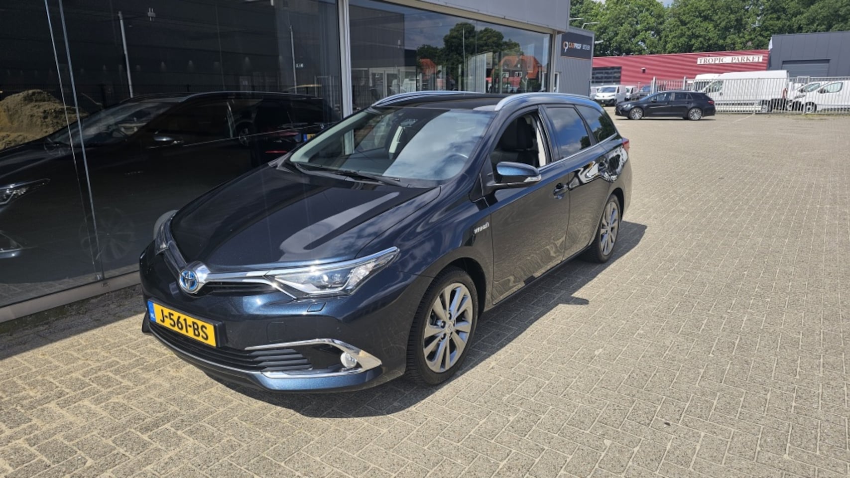 Toyota Auris Touring Sports - 1.8 Hybrid Lease Executive All-in | All-seasonbanden - AutoWereld.nl