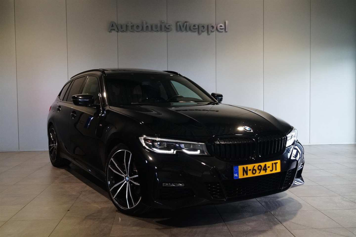 BMW 3-serie - 318i M-Sport | LED | Panoramadak | Trekhaak | - AutoWereld.nl
