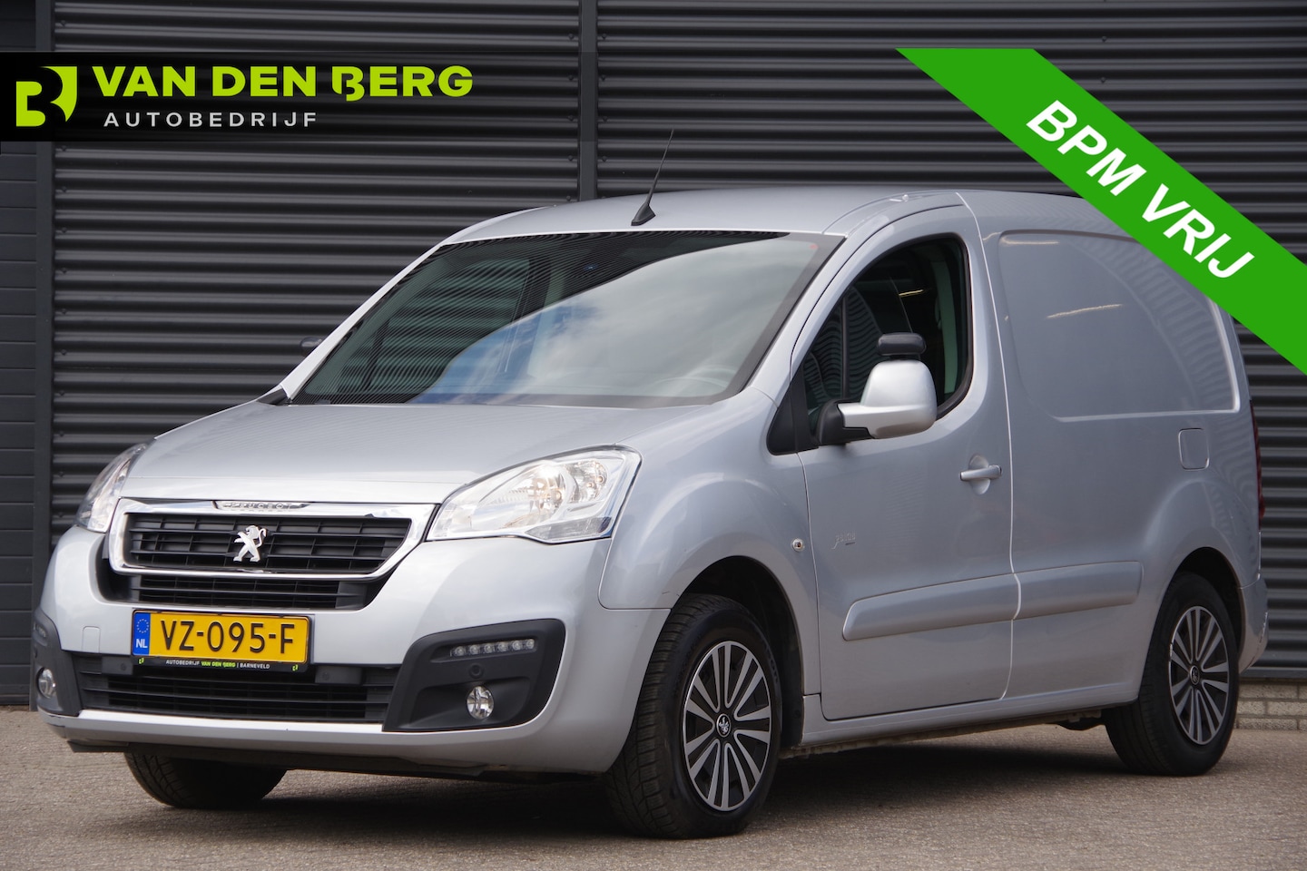 Peugeot Partner - 1.6 BlueHDi Première S&S AUT. TREKHAAK, NAVI, CRUISE, AIRCO, PARKEERSENSOREN, APPLE CARPLA - AutoWereld.nl