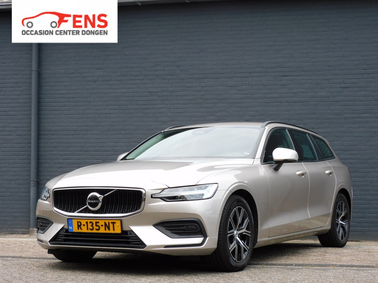 Volvo V60 - 2.0 B3 Essential NIEUWSTAAT! CARPLAY/ANDROID! FULLMAP NAVI! STOEL/STUURVERWARMING! - AutoWereld.nl