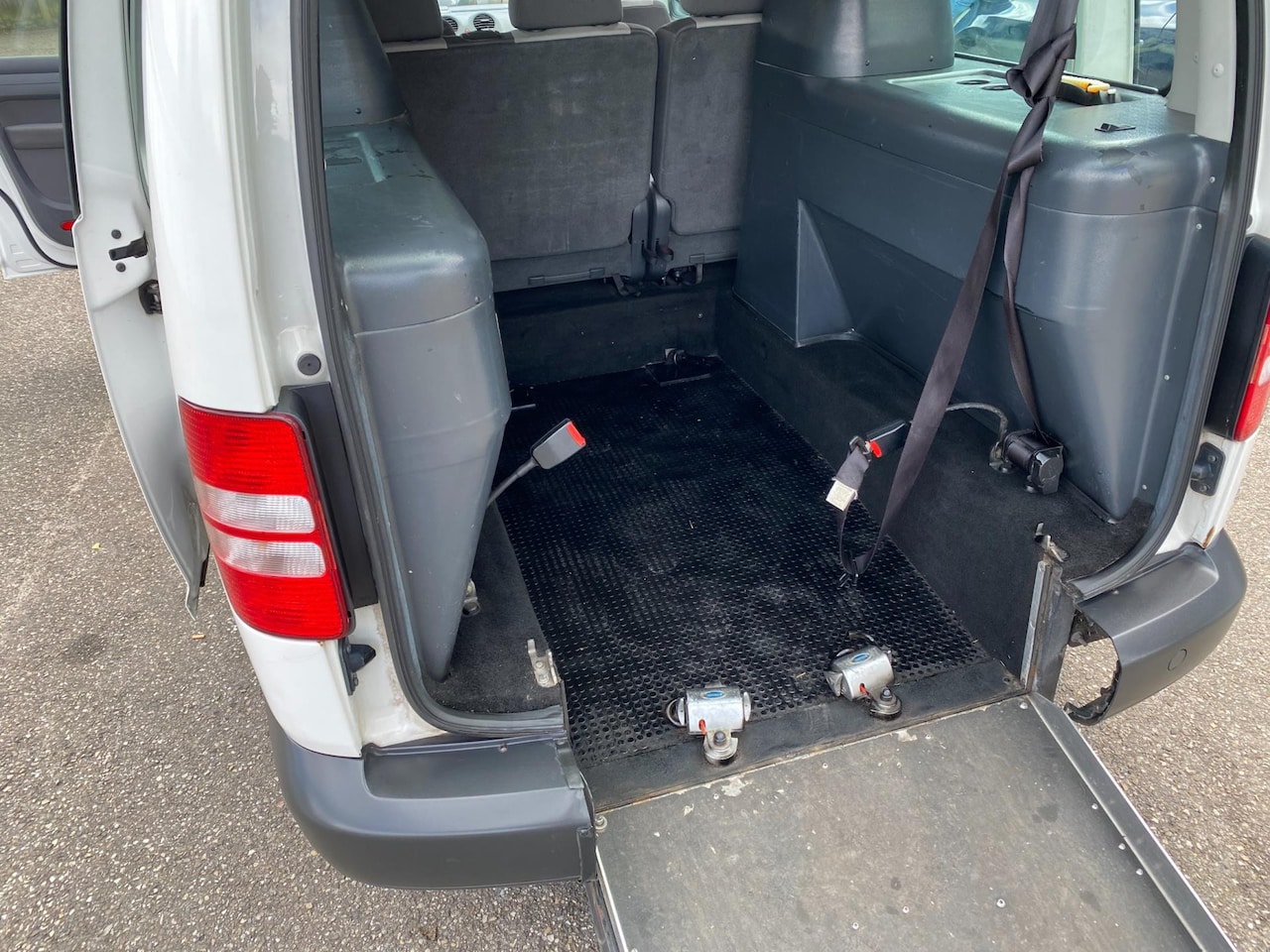 Volkswagen Caddy Maxi - 2.0 Ecofuel Trendline INVALIDE VERSNELLINGSBAK SCHADE - AutoWereld.nl
