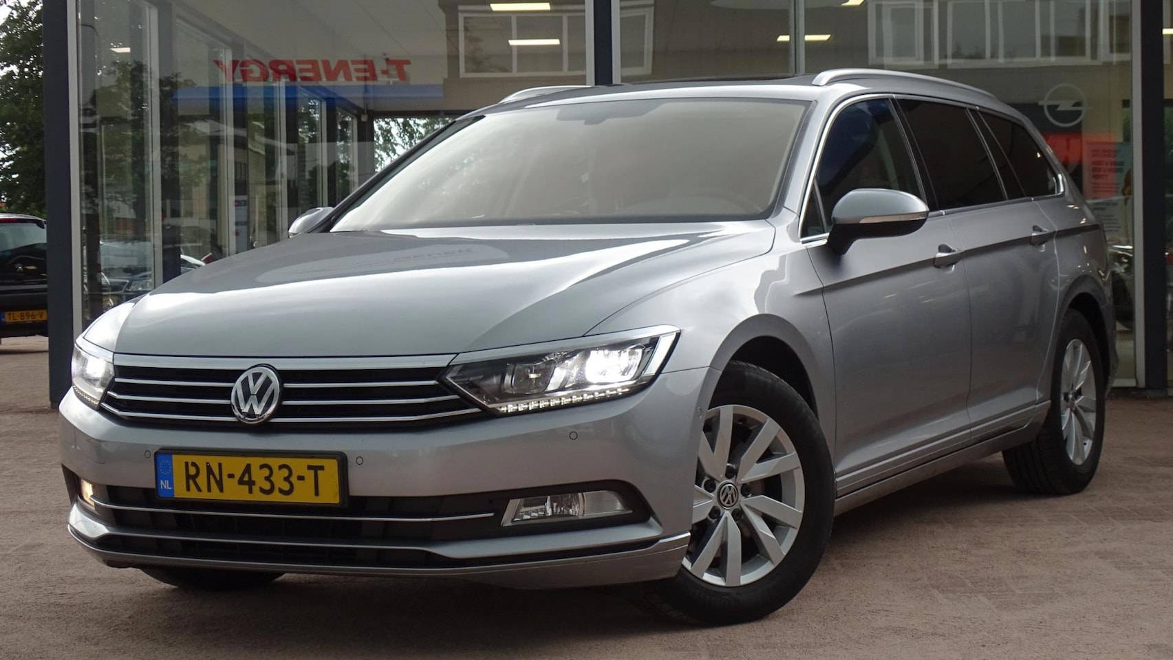 Volkswagen Passat Variant - 1.4 TSI ACT Comfortline Business | Automaat | Panodak | Elek. pakket | Navi | PDC | Trekha - AutoWereld.nl