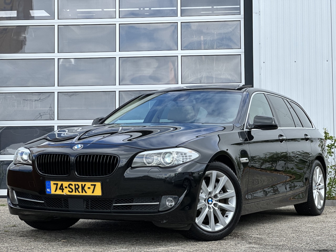 BMW 5-serie Touring - 530d High Executive 245pk | Achteruitrijcamera | bi-xenon koplampen | Elektrisch glazen pa - AutoWereld.nl
