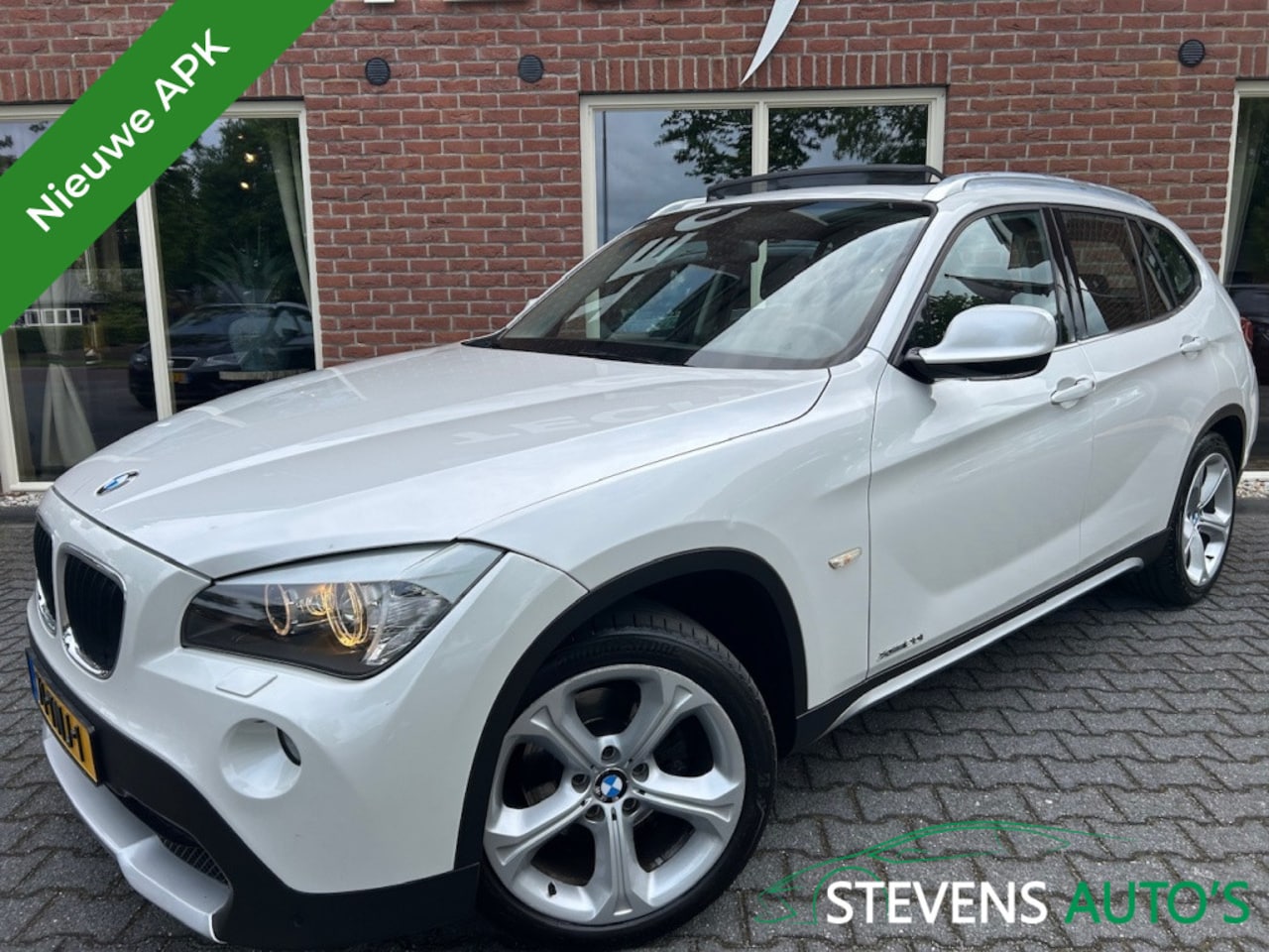 BMW X1 - xDrive20i Business Automaat NIEUWE APK / AFN.TREKHAAK / PANO.DAK - AutoWereld.nl